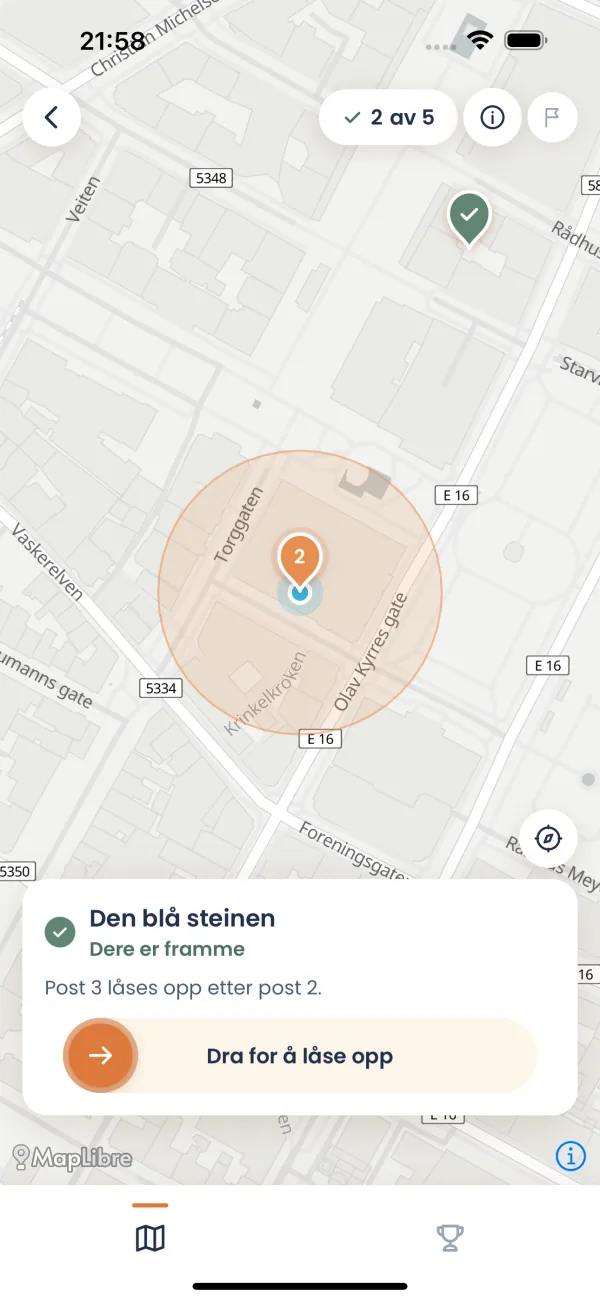 Rebus-appen: kart med poster og knappen Dra for å låse opp